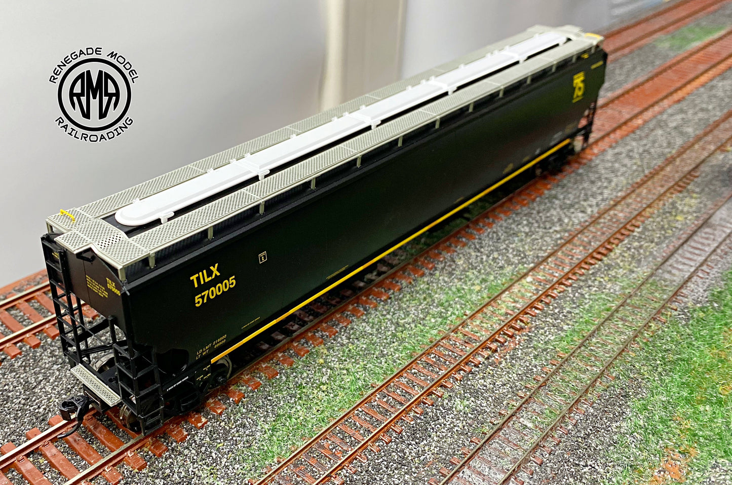Walthers 920-110324 HO Scale TILX 67' Trinity 6351 4-Bay Covered Hopper #570005